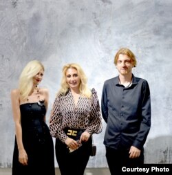 Пандора Апостоловска-Саздовска и Сашо Саздовски со в.д амбасадорката Г-ѓа Елма Алторок