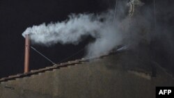 Білий дим над Сікстинською капелою у Ватикані в березні 2013 року, коли обрали папу Франциска