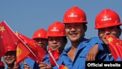 "Кемин" подстанциясын куруп жаткан кытайлык жумушчулар. 1-август, 2012.