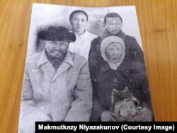 Ниязакун ата үй-бүлөсү менен.