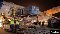 Работници на аеродромот „Никола Тесла“ во Белград растовараат авион со помош од Кина, март 2020