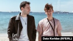 Молебні, бійки та паління прапора як реакція на фільм про кохання двох танцівників грузинського народного ансамблю