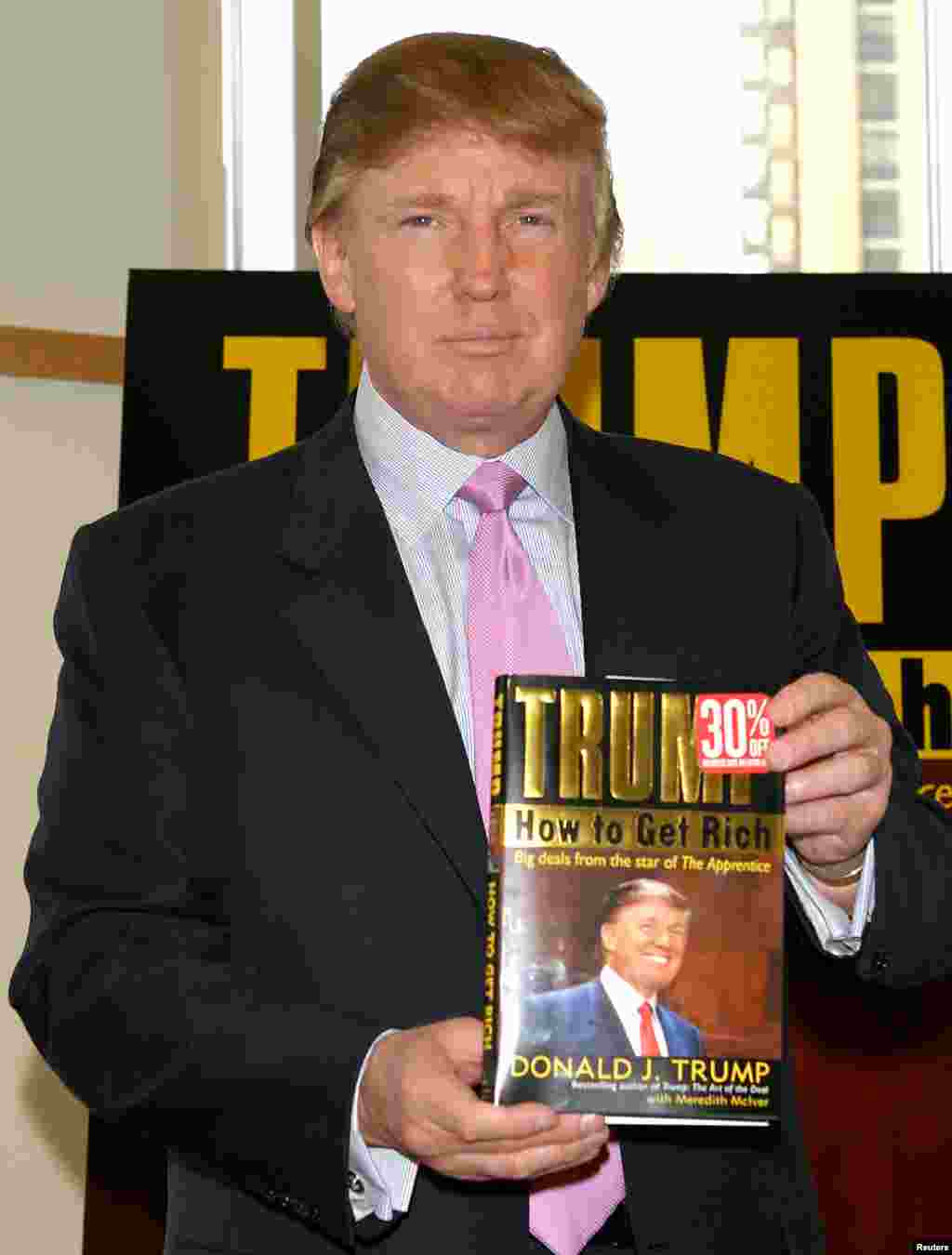 Trump și cartea sa &bdquo;Cum să devii bogat&rdquo; în 2004. Și-a prezentat filosofia în cărțile de succes &bdquo;Arta negocierii&rdquo; și &bdquo;Arta de a reveni&rdquo;. Cărțile s-au vândut foarte bine și l-au ajutat pe Trump să devină o celebritate.
