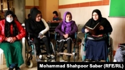 آمنه شهریاری(راست) یک زن معلول توانمند در هرات که شاعر و نویسنده است.