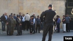 Ադրբեջան - Վիրավորների ազգականները հավաքվել են Բաքվի զինվորական հոսպիտալի մոտ, արխիվ