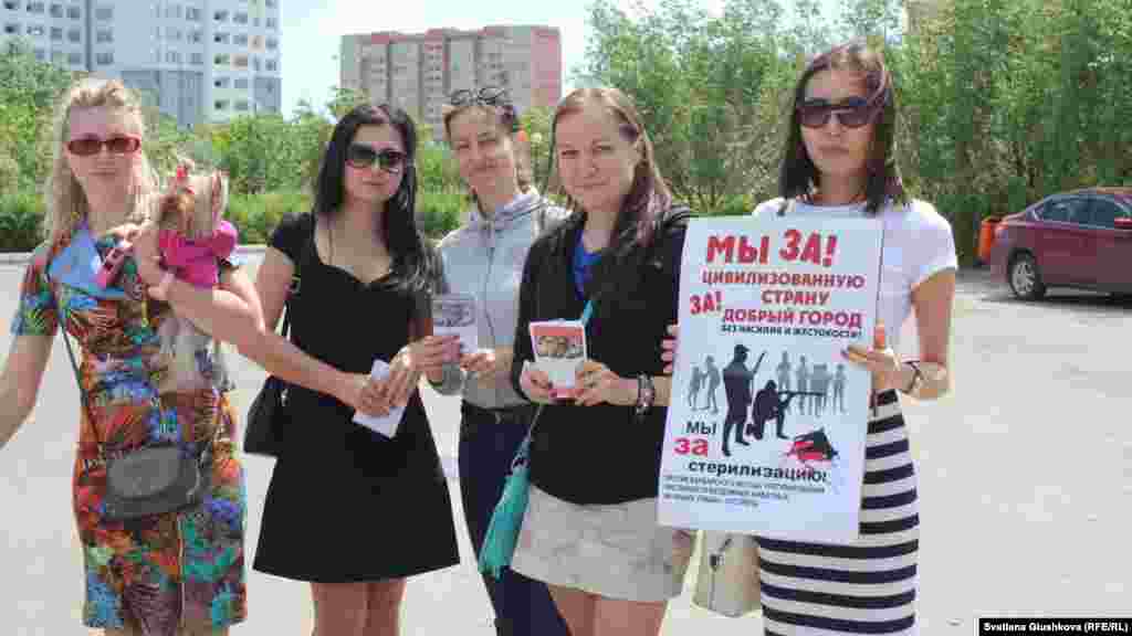 Участницы митинга призывают граждан быть ответственными за своих питомцев и не бросать их на произвол судьбы.