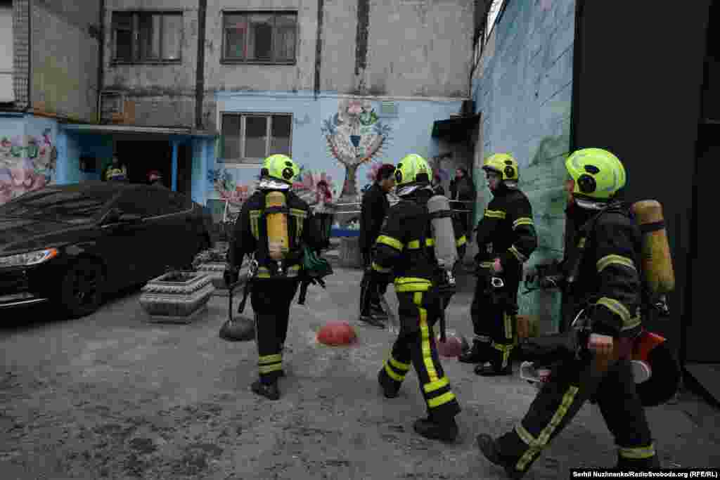 Працівники ДСНС на місці влучання в Дарницькому районі Києва після атаки РФ по столиці. Київ, 29 листопада 2025 року 