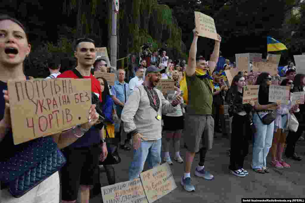 23 липня президент України Зеленський анонсував новий законопроєкт у відповідь на критику змін щодо НАБУ і САП: «Звісно, усі почули те, що кажуть люди цими днями – в соціальних мережах, один одному, на вулицях. Це все недаремно»