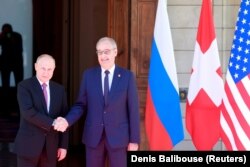 Vladimir Putin a ajuns primul la Geneva. Cu el, Președintele Elveției, Guy Parmelin.