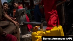 در بسیاری از مناطق شهر کابل مردم با کمبود آب آشامیدنی و آب برای سایر امور مواجه استند