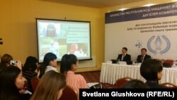 Журналисты на семинаре-тренинге по противодействию распространению идей радикальных религиозных течений. Астана, 30 октября 2015 года.