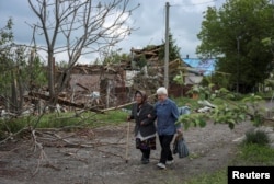Гражданские, которые остаются вблизи линии фронта на Покровском направлении, май 2025 года, иллюстративное фото