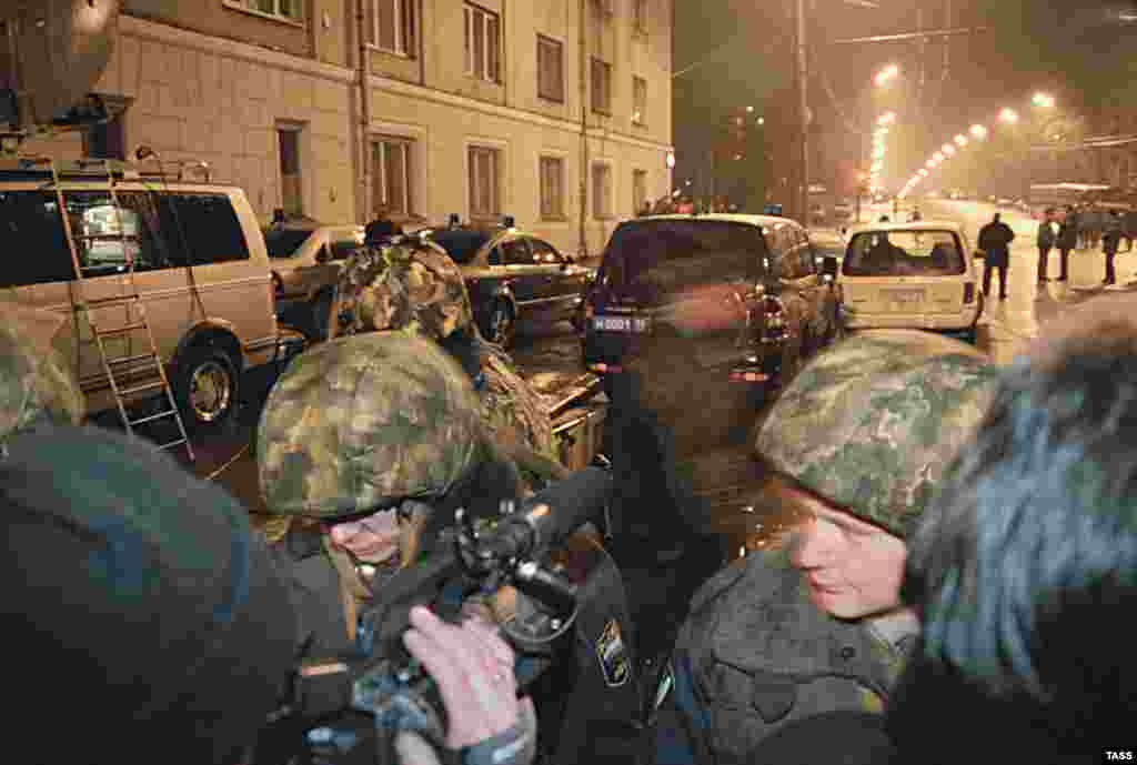 Біля Театрального центру на Дубровці у Москві. 24 жовтня 2002 року