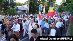 Participanți la „Marșul Suveranității” îndreptându-se spre clădirea președinției moldovene.