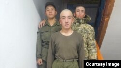 Мухамедияр Тастан (в центре)