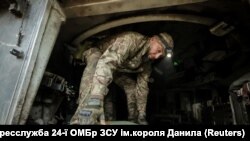 Украинский военный заряжает снаряд в гаубицу вблизи прифронтового города Часов Яр, Донецкая область, 14 июня 2025 года