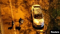 Oamenii aleargă pe stradă în timpul unei lovituri cu rachete rusești la Kiev