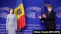 Președința R. Moldova, Maia Sandu (stânga) este întâmpinată de președintele Parlamentului European, David Sassoli, Bruxelles, 19 ianuarie 2021