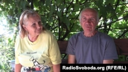 Людмила і Володимир Яковенки на своєму подвір'ї в Ямполі. Серпень 2023