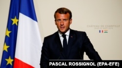  امانوئل ماکرون، رئیس جمهور فرانسه، در حال ایراد بیانیه 