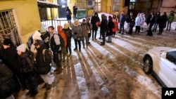 Ռուսաստան - Բորիս Նադեժդինի օգտին ստորագրություն տալու հերթ Սանկտ Պետերբուրգում, հունվար, 2024թ.