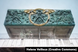 Așa-numitul „Soviet Batman” - un basorelief realizat în anul 1976 pe frontonul Colegiului tehnic din Tbilisi. Fotografia a fost făcută în anul 2016.