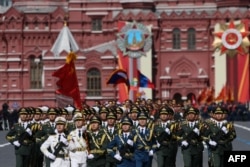 Китайські військовослужбовці марширують під час військового параду до Дня перемоги на Красній площі 9 травня 2025 року