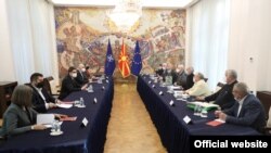 Скопје- претседателот Стево Пендаровски ги прими претставниците на здружението на Македонците во Бугарија ОМО Илинден Пирин 28.1.2022