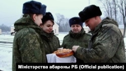 Русия хәрбиләре Беларуста хәрби күнегүләр башлар алдыннан, гыйнвар 2022