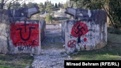 Споменик од Втората светска војна во Мостар, на кој се нацртани нацистички и усташки графити