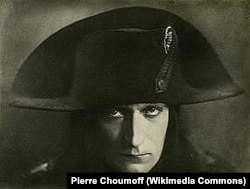 Албер Дьодоне в ролята на Наполеон в едноименния филм (1927).