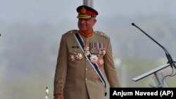 جنرال باجوه په امریکا کې د پاکستان په سفارت کې یوې غونډې ته وویل چې پوځ په سیاسي چارو کې لاسوهنه نه کوي - پخوانی انځور.