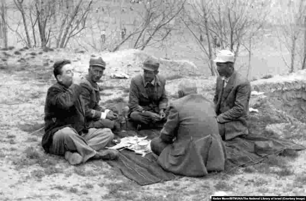 یک مسافر اسرائیلی (چپ) در دههٔ ۱۹۵۰ در کنار کارگران در نزدیکی رودخانه شط‌ العرب در خوزستان مشروب می‌نوشد. اسرائیلی‌هایی که قبل از انقلاب بهمن ۵۷ در ایران زندگی می‌کردند، به یاد می‌آورند که نسبت به سرکوب‌هایی که شاه بر مردم خودش اعمال می‌کرد، بی‌تفاوت بودند. یکی از مردان اسرائیلی در فیلمی دربارهٔ دوران قبل از انقلاب گفت: «آن‌ها شکایت نمی‌کردند و ما مداخله نمی‌کردیم». او افزود: «ما کور نبودیم، می‌دانستیم در چه واقعیتی زندگی می‌کنیم، اما این ربطی به ما نداشت».