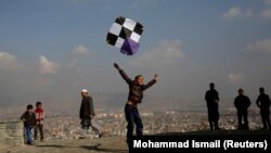 آرشیف، کاغذپرانی کودکان و نوجوانان در بلندهای کابل