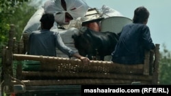 د باجوړ یوه کورنۍ د اګست پر ۱۰مه له ماموندو څخه خوندي ځای ته کډه کوي. 