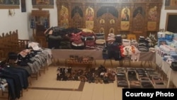 Biserica de la Maternitatea "Cuza Vodă" se umple adesea de bunuri donate pentru cei nevoiași