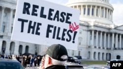 АҚШ Конгрессі ғимараты алдында "Эпштейн деректерін" жариялауды талап етіп пикетте тұрған адам. Вашингтон, 12 қараша, 2025 жыл.