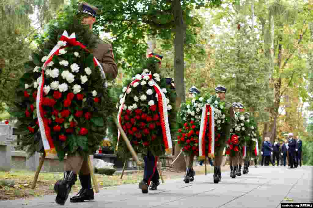 Пасьля службы труну з прахам перанесьлі на вайсковыя могілкі ў цэнтры Варшавы