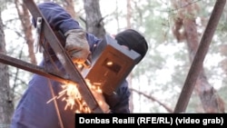 Бійці ремонтного батальйону наварюють на український танк активний захист