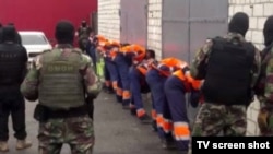 Амурдагы газды кайра иштетүүчү заводдо кармалган мигранттар.