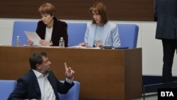 Парламентът проведе извънредно заседание по повод делото в Конституционния съд за изборите. На снимката : изпълнителният директор на „Информационно обслужване“ Ивайло Филипов, зам.-председателката на ЦИК Росица Матева и председателката Камелия Нейкова