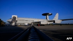 Un avion de avertizare și control AWACS în timpul unei inspecții înainte de zbor în Polonia, în cadrul misiunii Santinela Estică