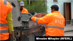 Отпадъците от сивите контейнери се събират от частни фирми и отиват в завода за преработване на боклук