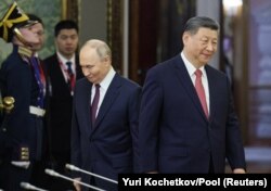 Лідер РФ Володимир Путін (ліворуч) і лідер Китаю Сі Цзіньпін (праворуч) під час зустрічі в Кремлі в Москві, Росія, 8 травня 2025 року