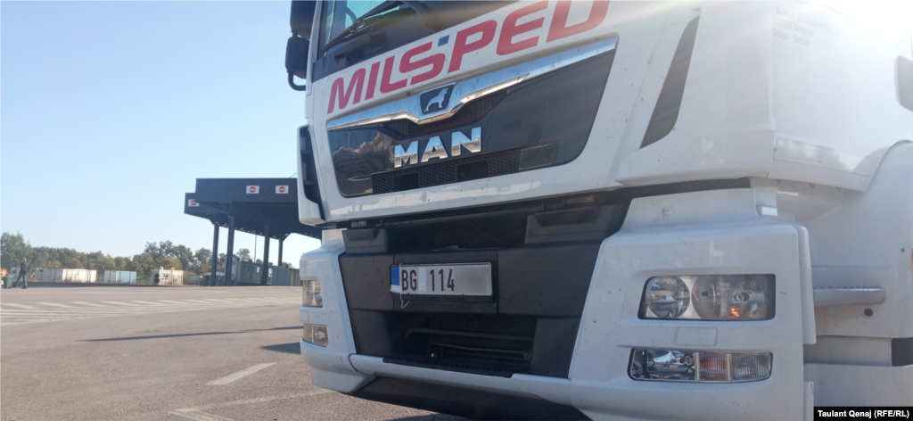 Bele nalepnice na državnim simbolima na tablicama automobila na graničnom prelazu Merdare, 4 oktobra 2021.