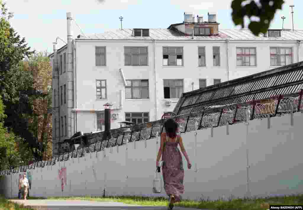 Бодликава жица на затворот Лефортово во Москва на 8 јули 2010 година, каде беше затворен Сутијагин. &nbsp;