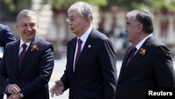 Солдан оңға қарай: Өзбекстан президенті Шавкат Мирзияев, Қазақстан президенті Қасым-Жомарт Тоқаев және Тәжікстан президенті Эмомали Рахмон Қызыл алаңда өткен Жеңіс парадында.  Мәскеу, Ресей, 24 маусым 2020 жыл.