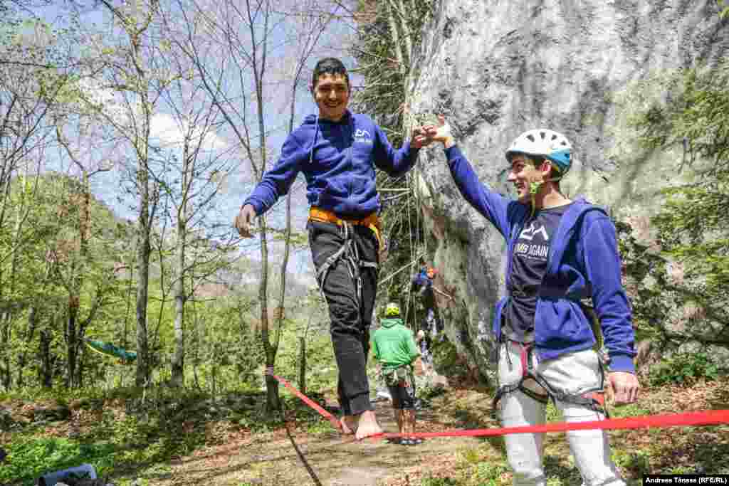 Răzvan Nedu îl ajută pe Cosmin Candoi să meargă pe slackline, în cantonamentul Climb Again din Sinaia.