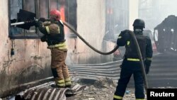 Пожежники працюють на місці російського ракетного удару на тлі нападу Росії на Україну, Кривий Ріг, Україна, 2 квітня 2025 року. Фото ілюстративне