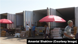 Кытайдын унаалары картөшкөнү Бишкектин базарына чейин алып келет.